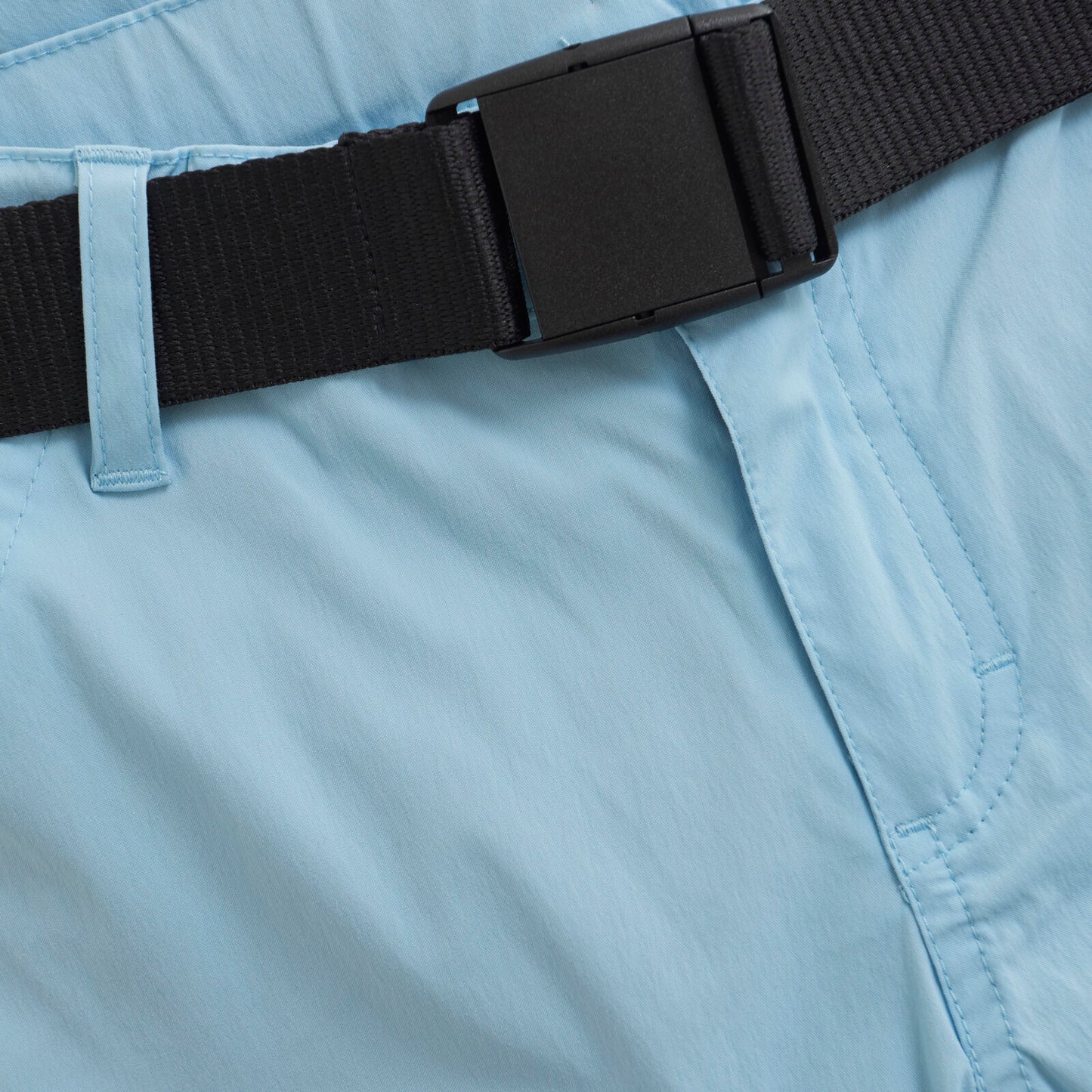 Detailaufnahme der verstärkten Knie- und Gesässpartie der Color Kids Outdoor-Hose mit Zip-Off-Funktion. Perfekt für aktive Kinder in Winterthur, Zürich, Schweiz.