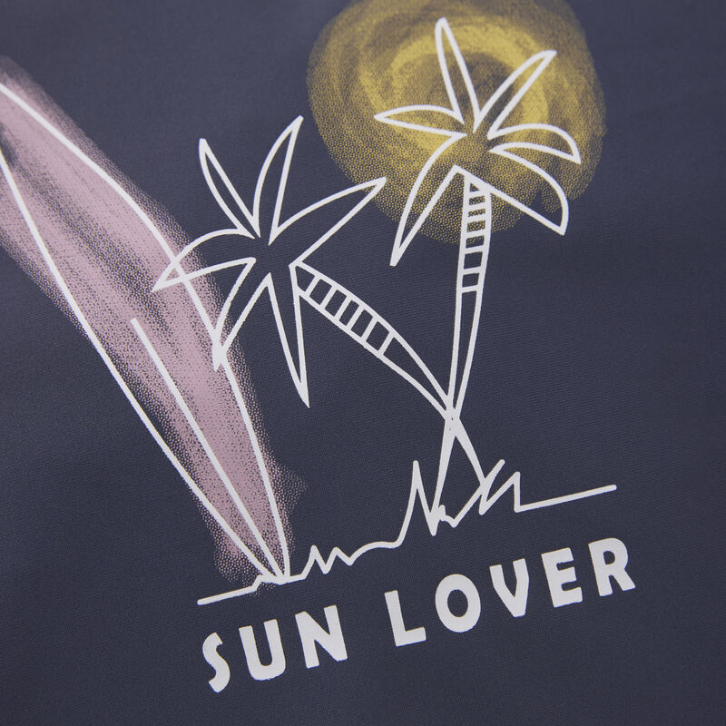 Detailaufnahme des Brustprints "Sun Lover" auf dem UV-Shirt von Color Kids