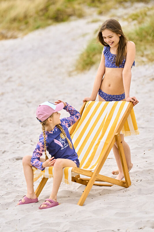Kind mit dem Color Kids UV-Shirt Sun Lover – ideal für Strand und Sommer in der Schweiz