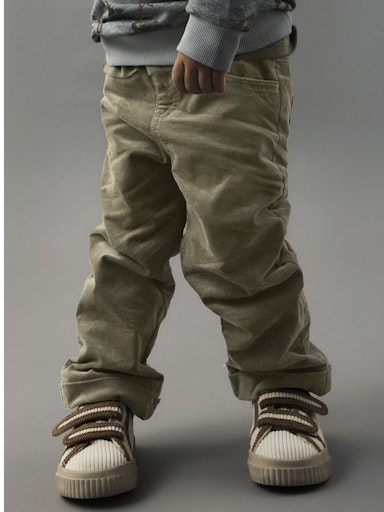 Kind trägt beige Cordhose mit Baumwollfutter, erhältlich bei Bärechind in Winterthur, Zürich Schweiz.