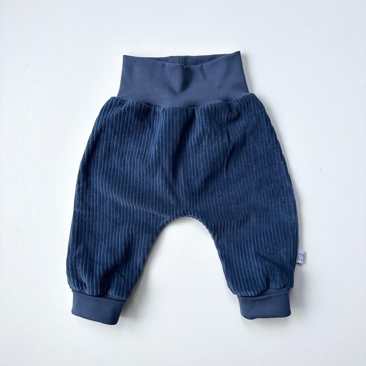 Blaue Cordnicky-Hose aus Bio-Baumwolle, handgemacht von Raketenkind, erhältlich im Bärechind in Winterthur, Zürich Schweiz.