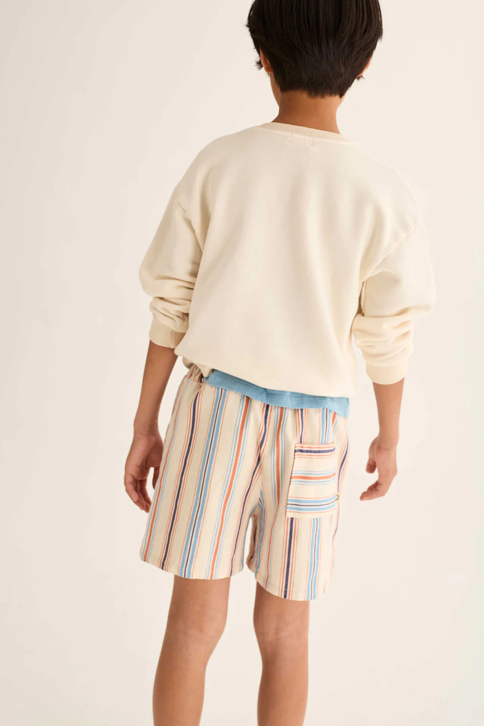 Rückansicht gestreifte Kinder Bermuda Shorts von Cozmo in Ivory – Bio-Baumwolle im Kinderladen Winterthur