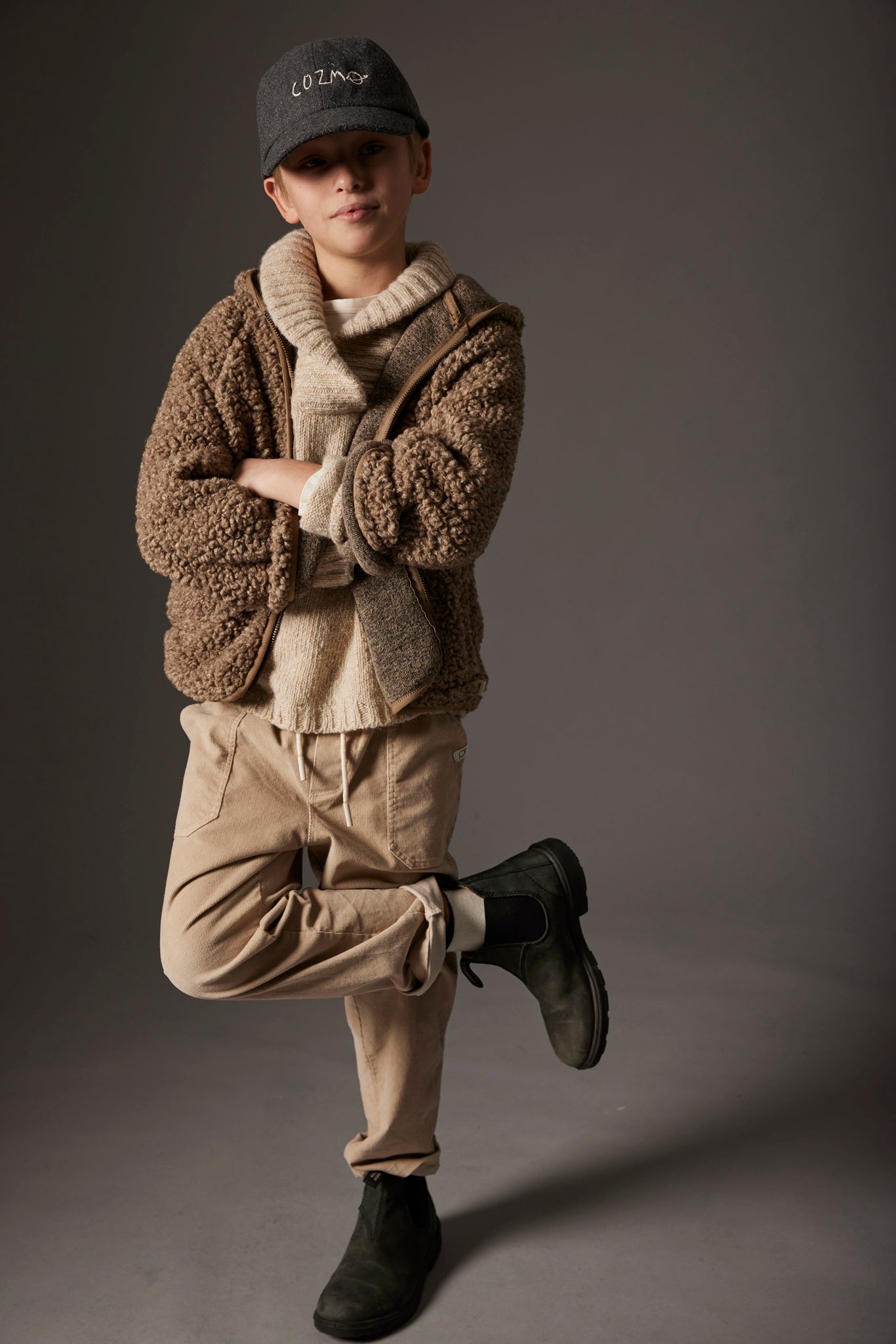 Model trägt die Mélange Sherpa Knit Jacket – frontale Ansicht