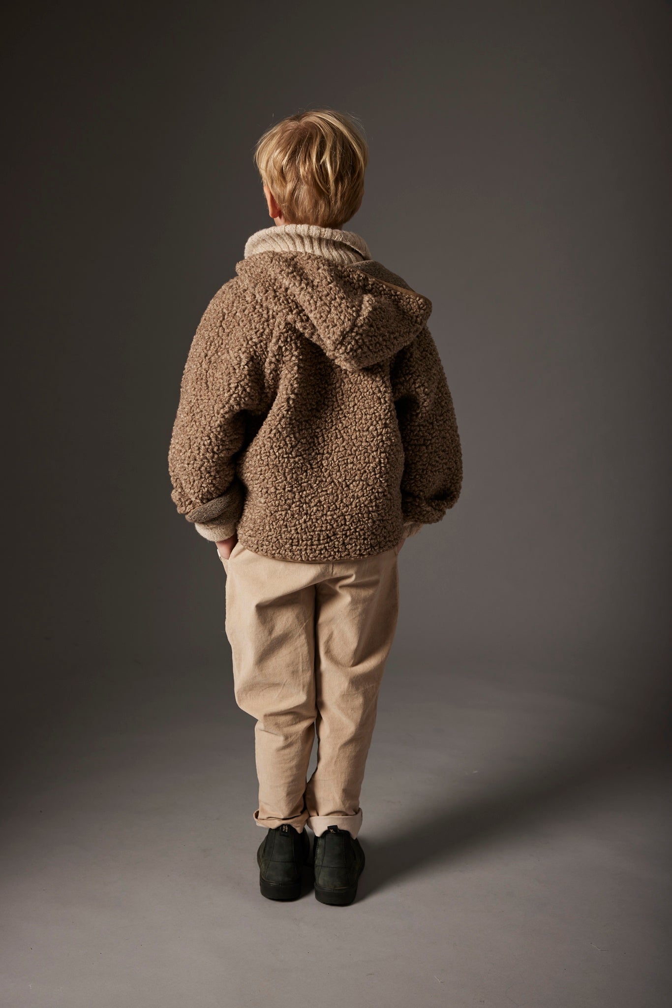 Cozmo Sherpa Knit Jacket – getragen in Bewegung