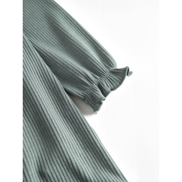 Detailaufnahme Arm vom Kleid Dikte in Dusty Green, MarMar, erhältlich im Bärechind in Winterthur, Zürich Schweiz.