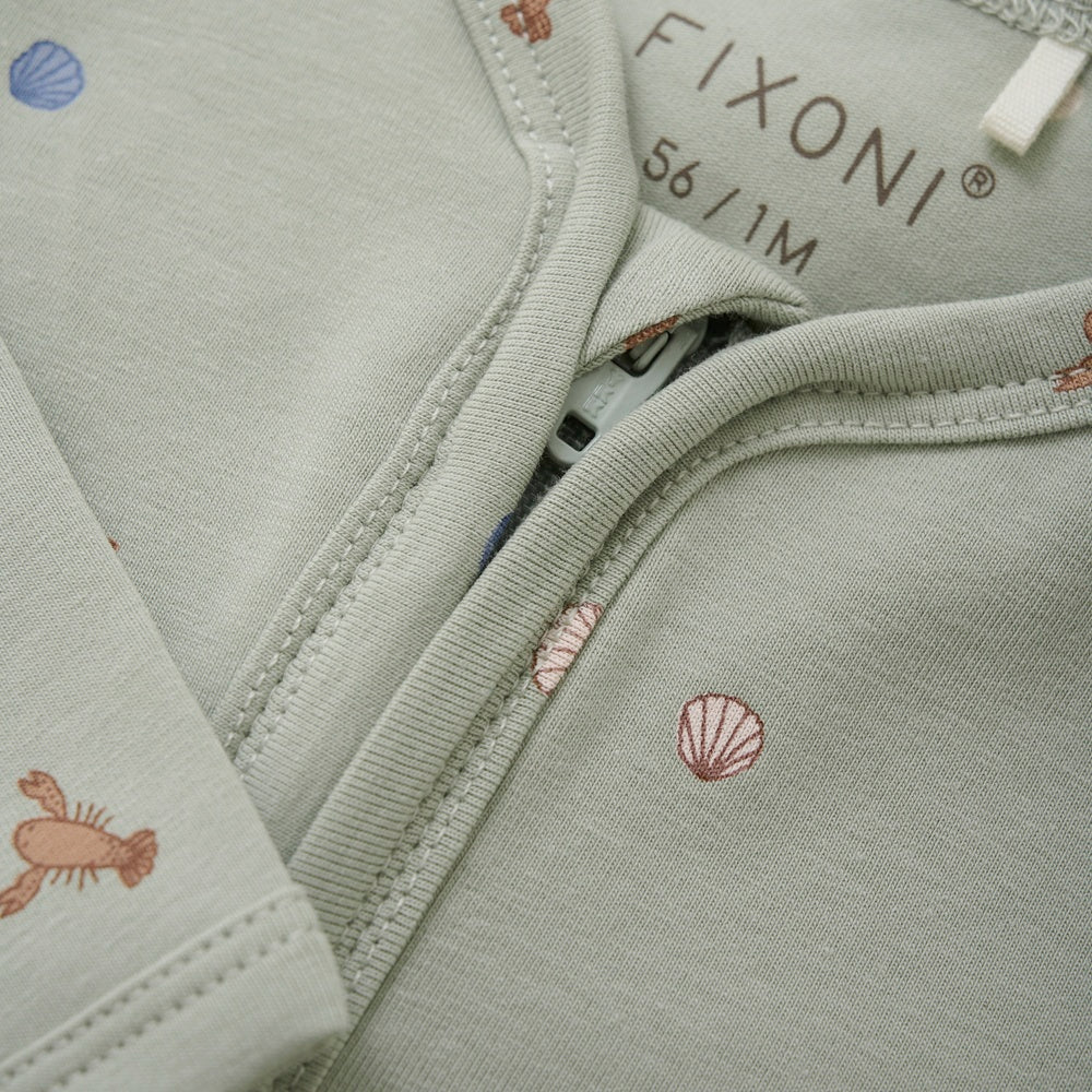 Detailaufnahme des GOTS-zertifizierten Bio-Stramplers – Hautfreundliche, weiche Babykleidung, erhältlich bei Baerechind in Winterthur, Zürich, Schweiz.