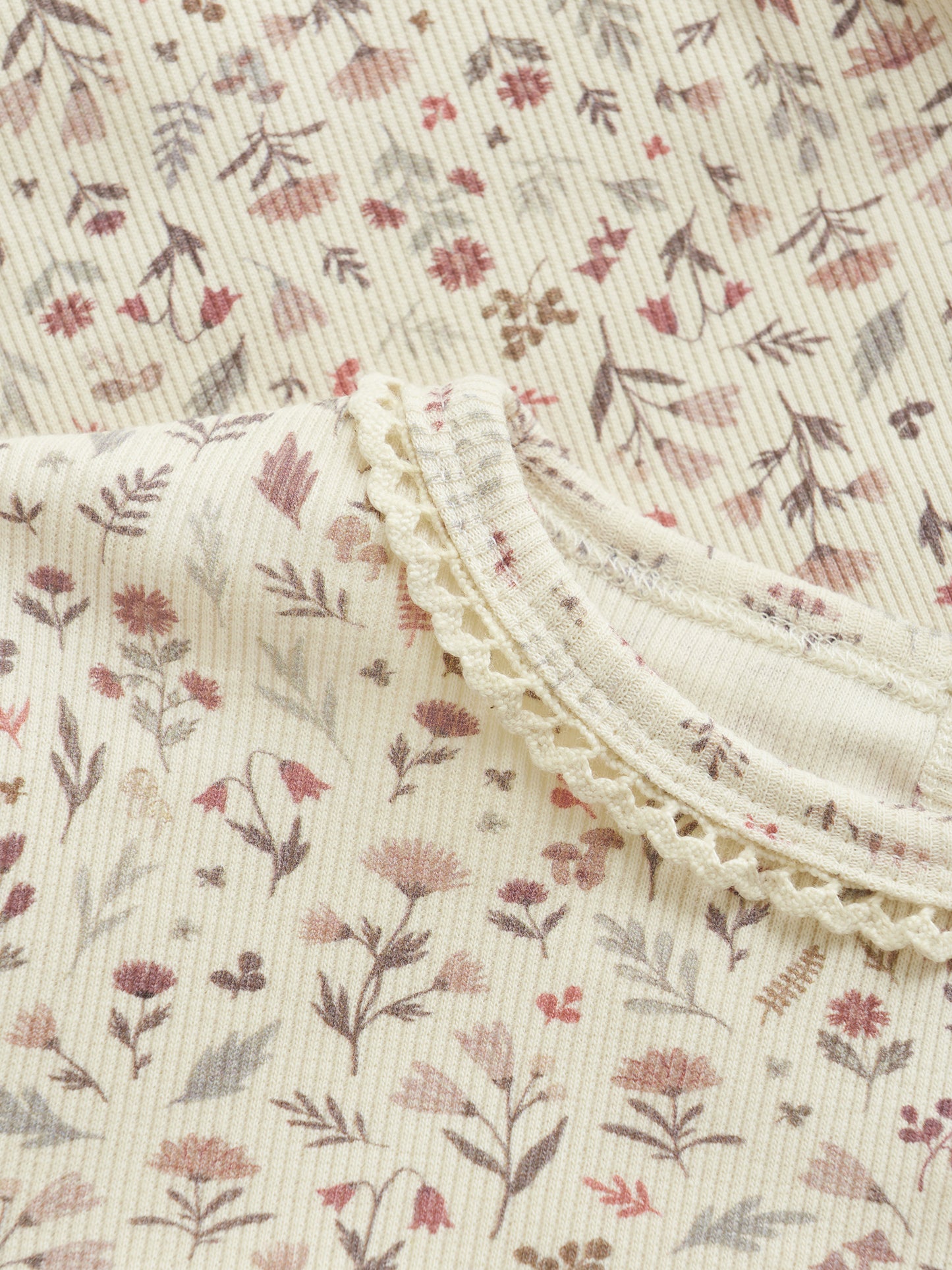 Nahaufnahme des floralen Allover-Prints auf dem Minymo Shirt – nachhaltige Kindermode im Bärechind in der Schweiz.