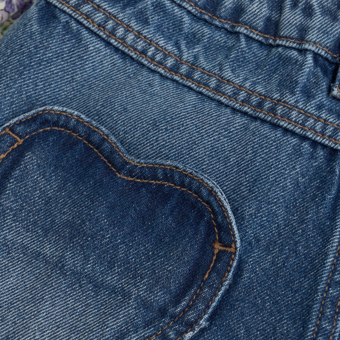 Detailaufnahme: Herzförmige Tasche auf Denim-Shorts von Creamie – Erhältlich im Kinderladen in Winterthur