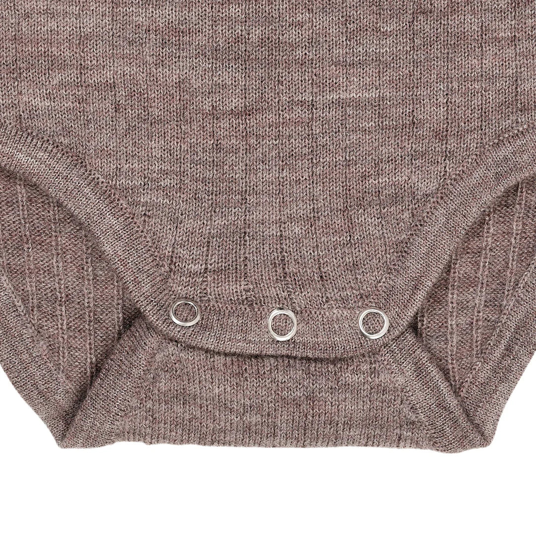 Nahaufnahme Beinausschnitt und Druckknöpfe des Merino Baby Bodys, Bärechind Winterthur Zürich Schweiz.