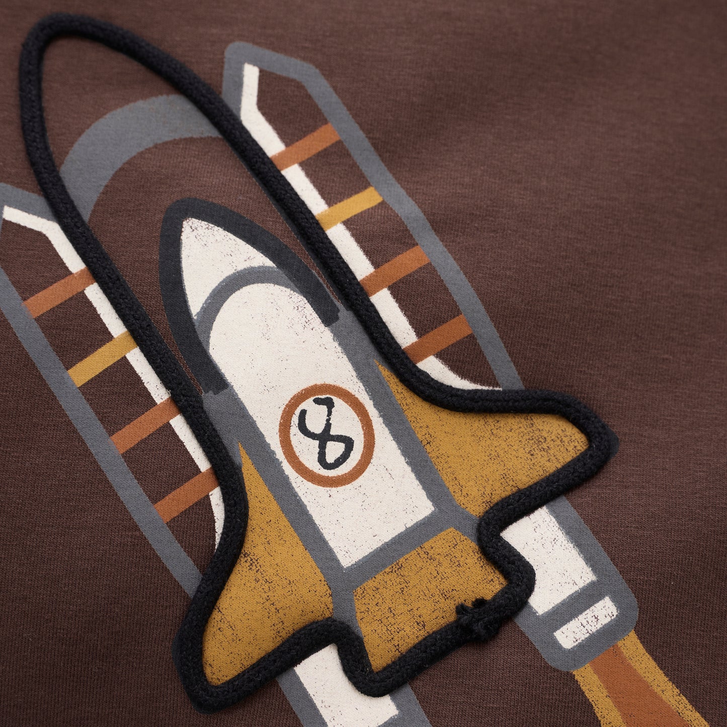 Detailansicht der Raketen-Applikation am MINYMO Baumwoll-Sweatshirt – Bärechind Winterthur, Zürich Schweiz.