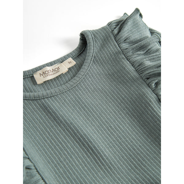 Detailaufnahme des Rippstoffs vom Kleid Dikte in Dusty Green, MarMar, erhältlich im Bärechind in Winterthur, Zürich Schweiz.