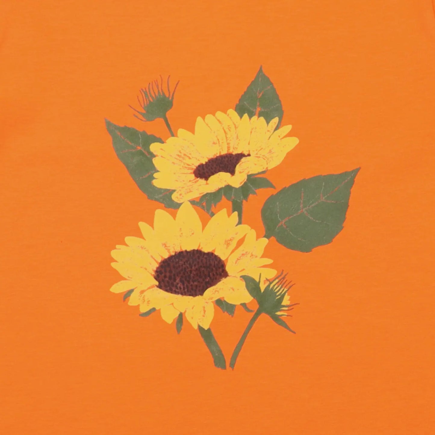 Nahaufnahme des Sonnenblumen-Motivs auf einem Kinder-T-Shirt aus Bio-Baumwolle in Orange.