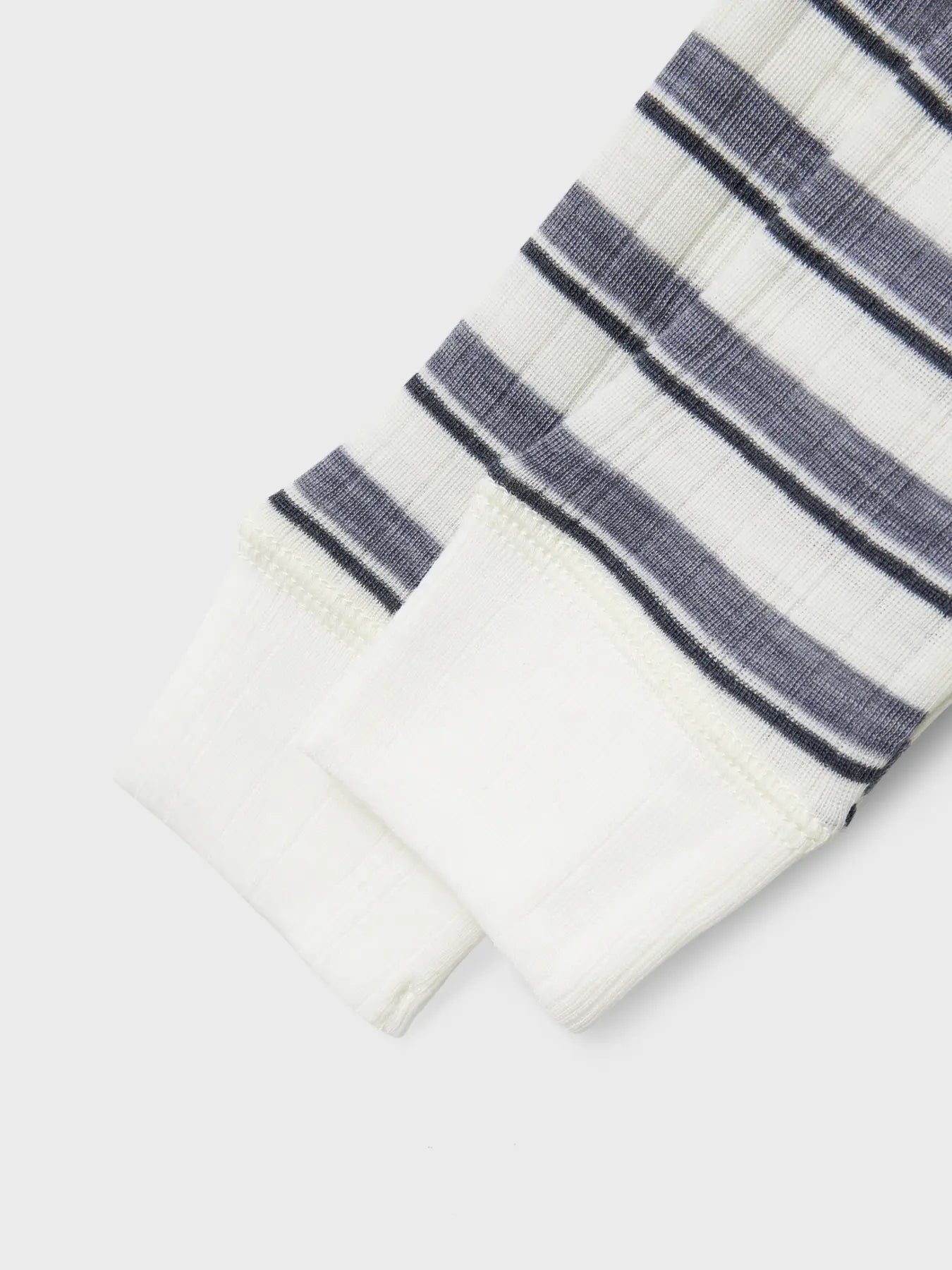 Detailaufnahme Bündchen der Wollleggings mit navy-weissen Streifen – kaufen bei Bärechind in Winterthur, Zürich Schweiz.