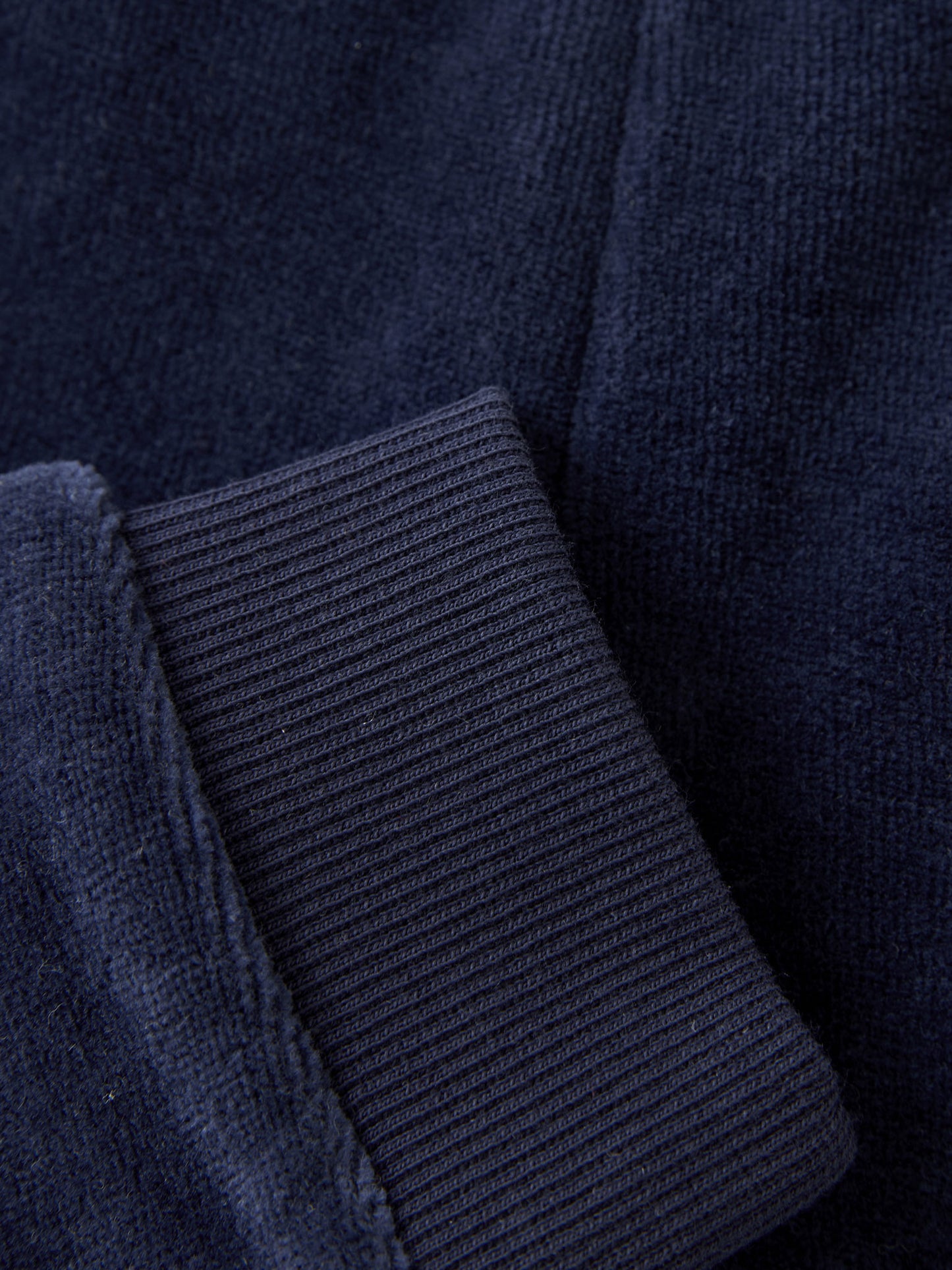 Detailaufnahme des weichen Veloursstoffs und Bündchens der Fixoni Hose – erhältlich im Bärechind in Winterthur, Zürich, Schweiz.