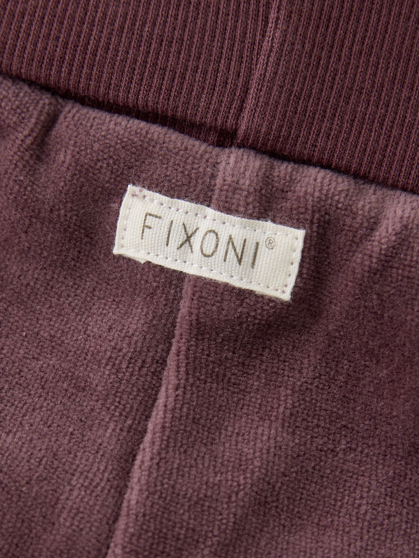 Detailansicht Fixoni Label an weicher Babyhose – jetzt bei Bärechind in Winterthur, Zürich, Schweiz
