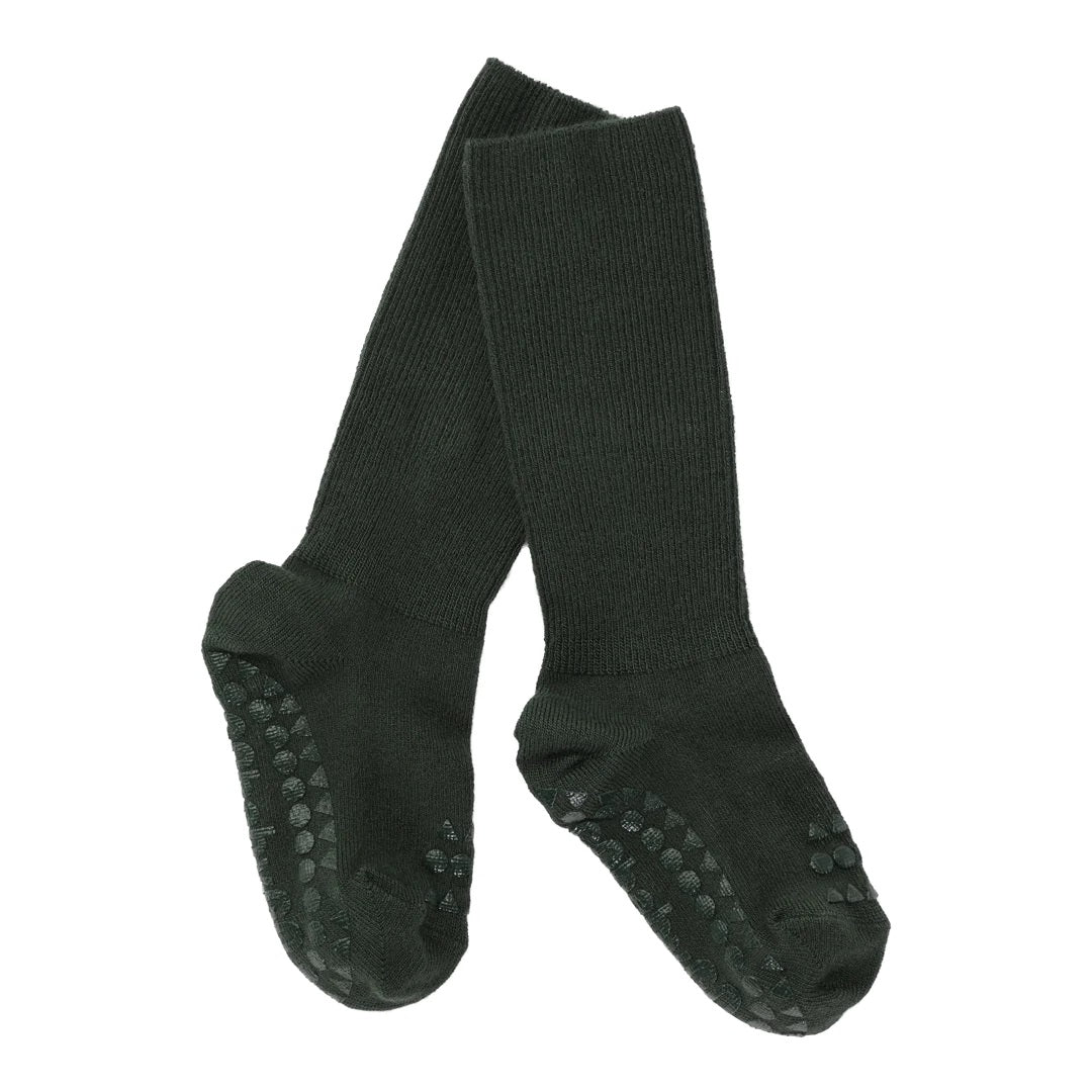GoBabyGo Bambus Anti-Rutsch-Socken in Forest Green – Detailansicht mit Gummipunkten an der Sohle