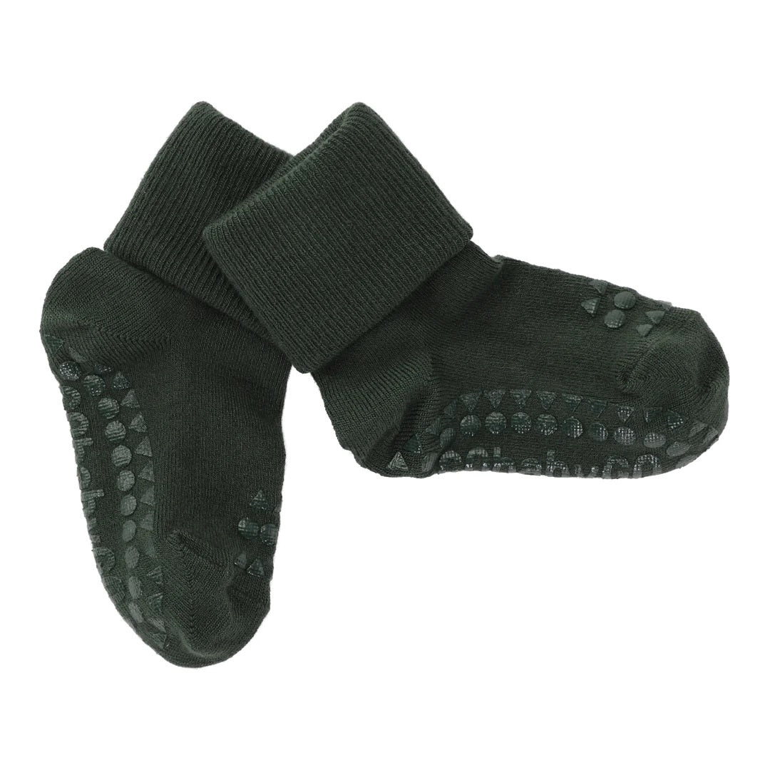 GoBabyGo Bambus Anti-Rutsch-Socken in Forest Green – Detailansicht mit Gummipunkten an der Sohle