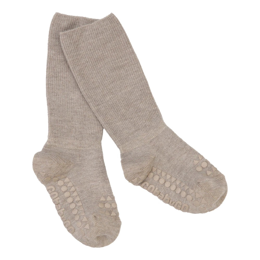 GoBabyGo Bambus Anti-Rutsch-Socken in Sand, Knielang – Detailansicht mit Gummipunkten an der Sohle