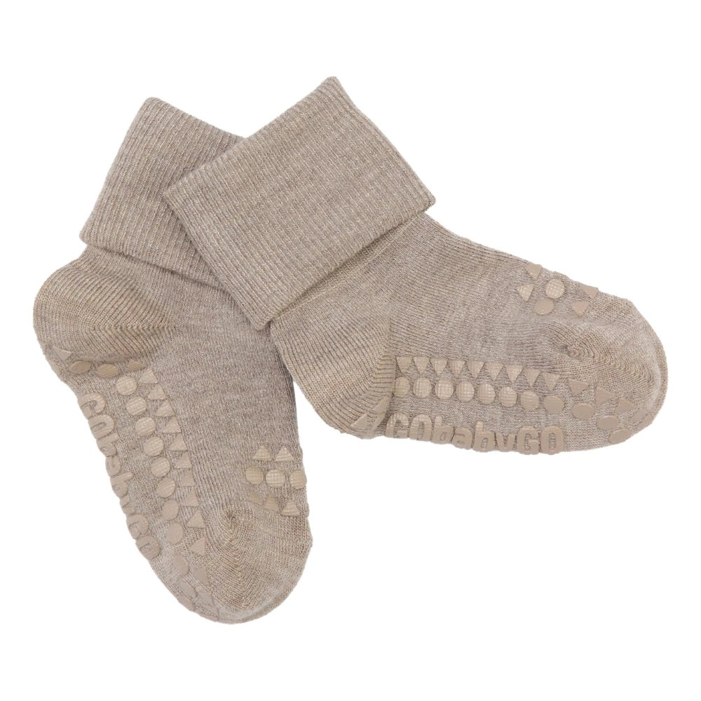 GoBabyGo Bambus Anti-Rutsch-Socken in Sand – Detailansicht mit Gummipunkten an der Sohle