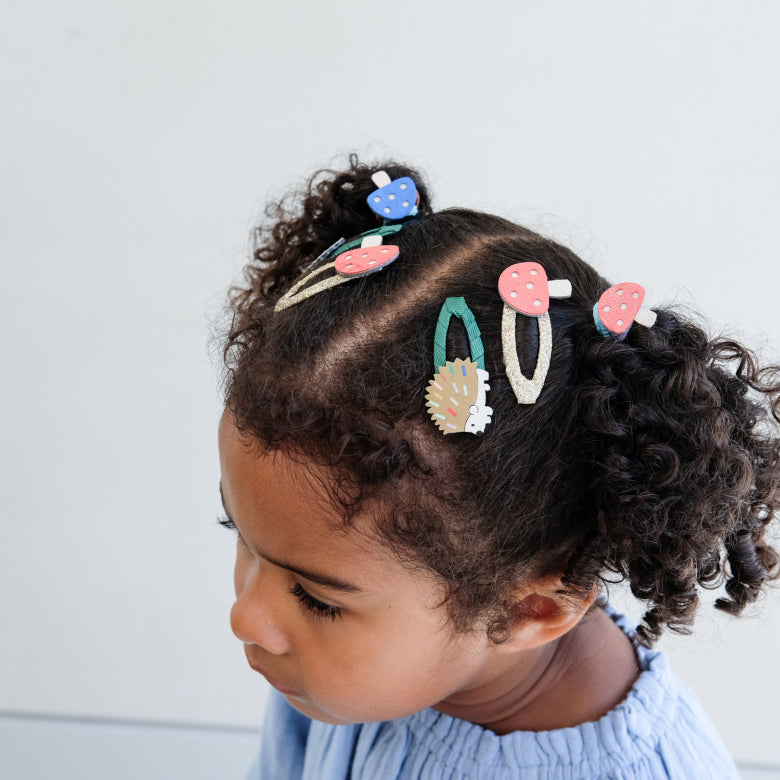 Kind mit Harry Hedgehog Haarclips von Mimi & Lula im Haar, Bärechind Winterthur, Zürich Schweiz.