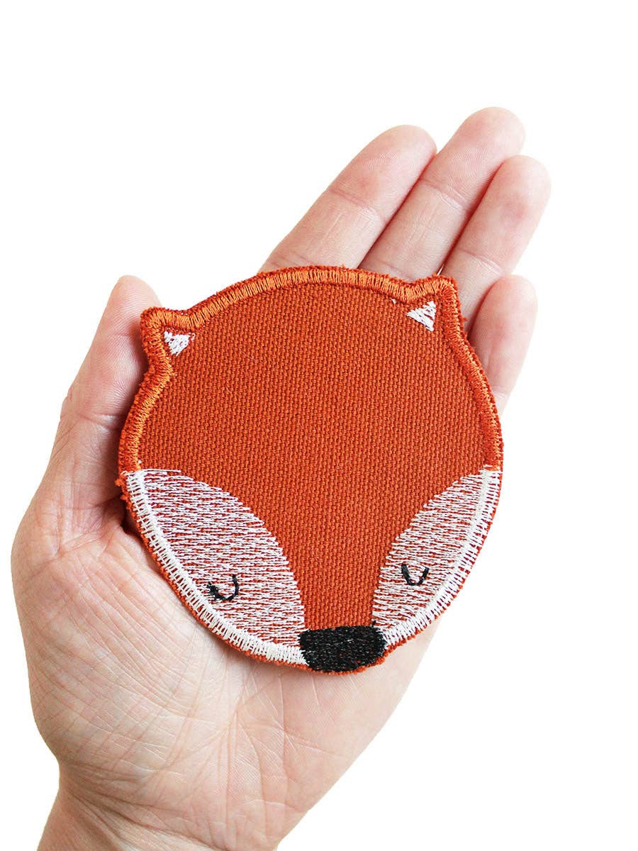 Fuchs-Knieflicken von Halfbird in der Hand – ideal zum Aufbügeln im Bärechind Winterthur