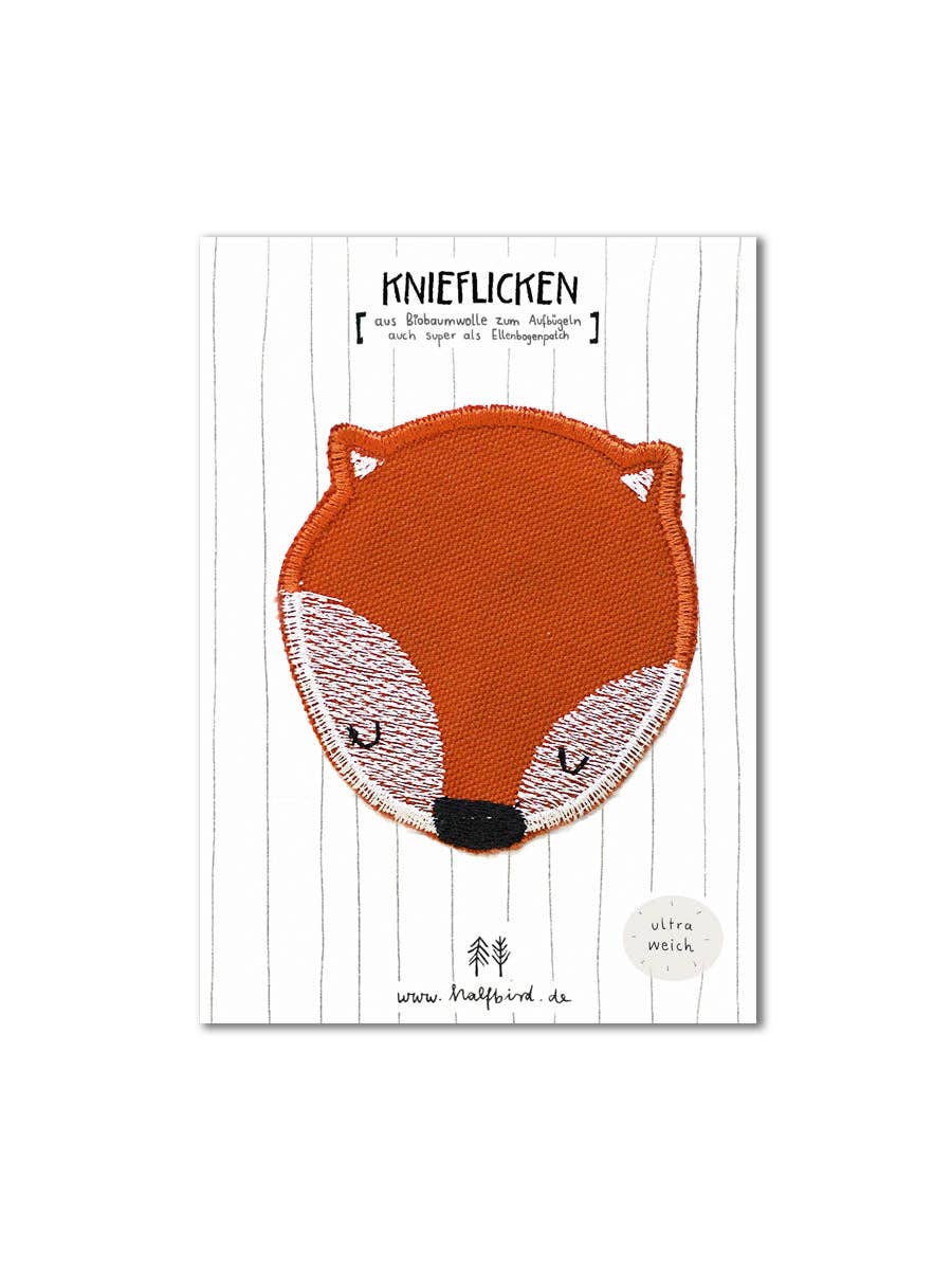 Verpackter Knieflicken „Fuchs“ von Halfbird – nachhaltige Reparatur für Kinderkleidung in Zürich & der Schweiz