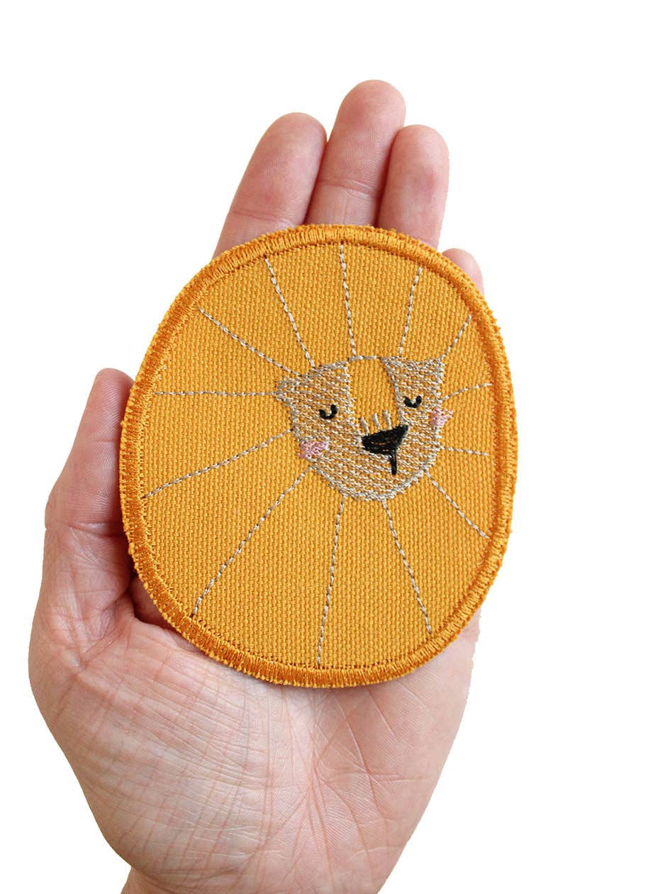 Löwen-Knieflicken von Halfbird in der Hand – nachhaltiges Aufbügel-Patch bei Bärechind in Winterthur