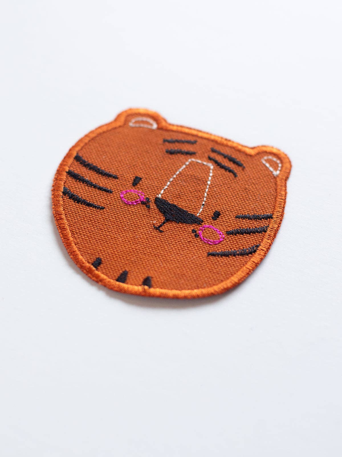 Tiger-Knieflicken von Halfbird – nachhaltiger Aufnäher für Kinder, schräg fotografiert in Verpackung bei Bärechind in Winterthur.