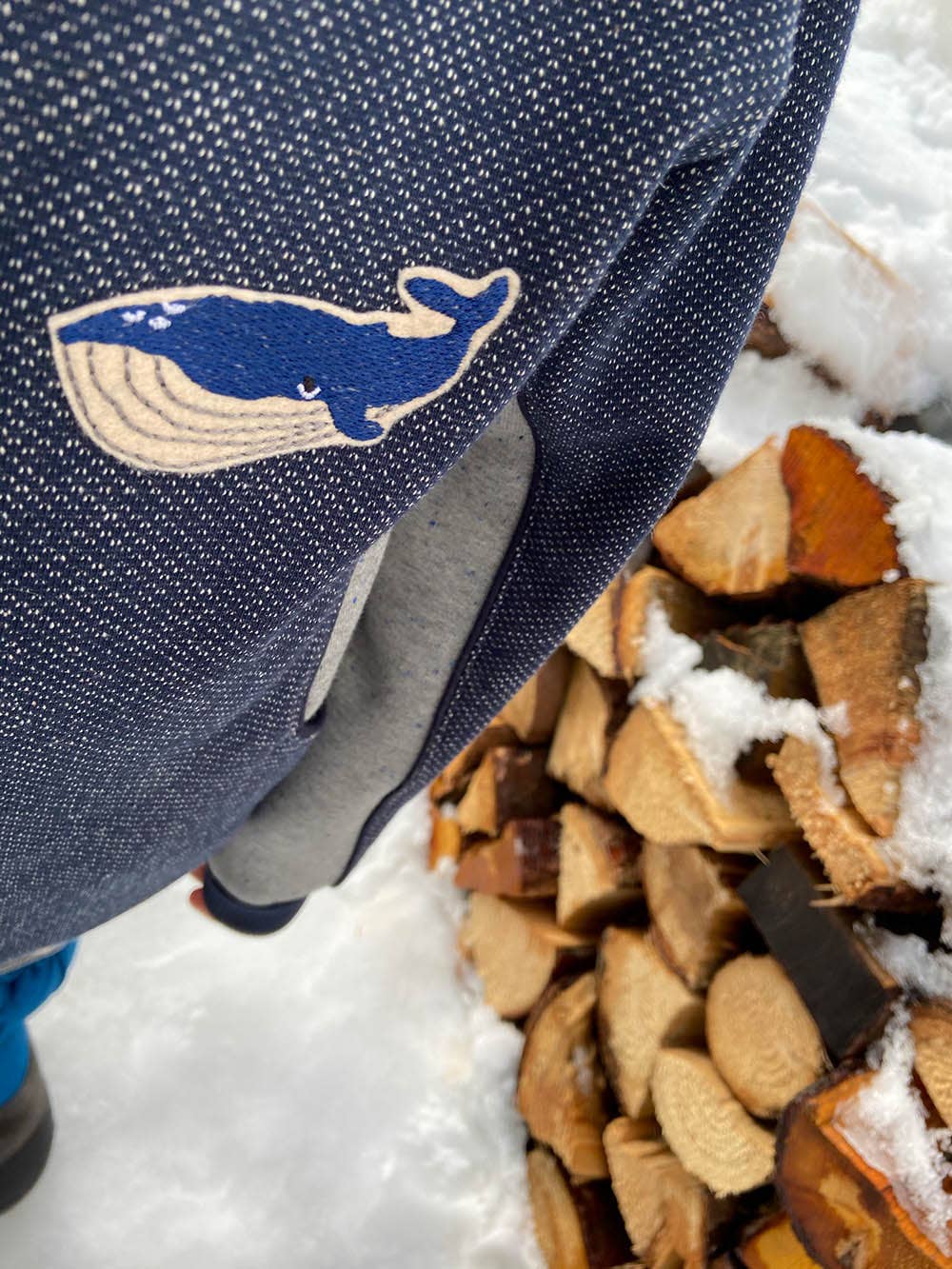 Wal-Aufnäher auf Kinderjeans – maritimes Reparatur-Detail von Halfbird, verfügbar im Bärechind