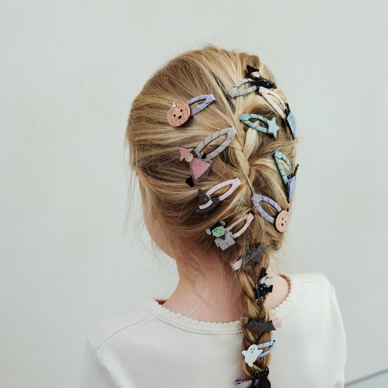 Kind trägt Zopf mit Halloween Monster Mini Haarclips im Haar, Mimi & Lula, Bärechind Winterthur, Zürich Schweiz.