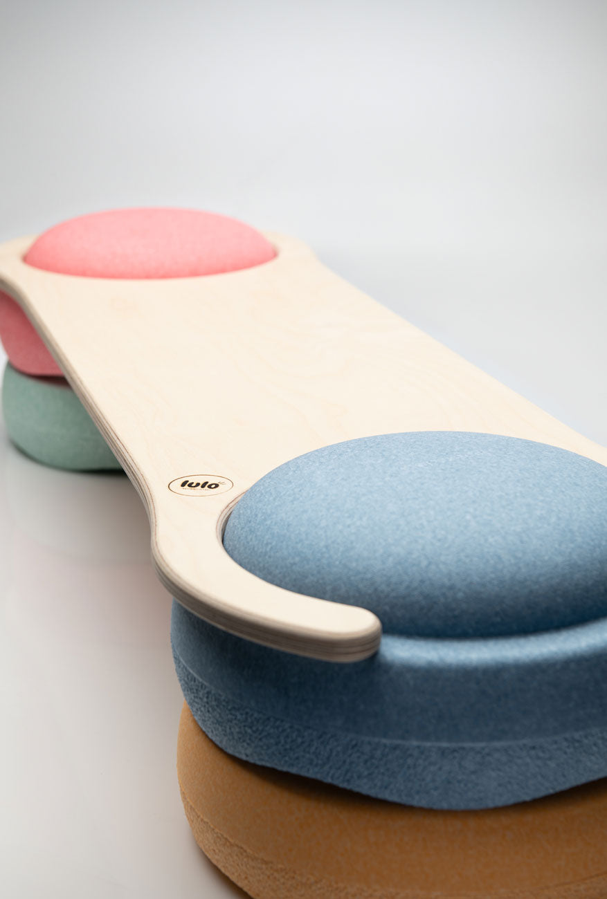 Holzboard kombiniert mit Stapelsteinen – ideale Ergänzung fürs Spiel im Bärechind