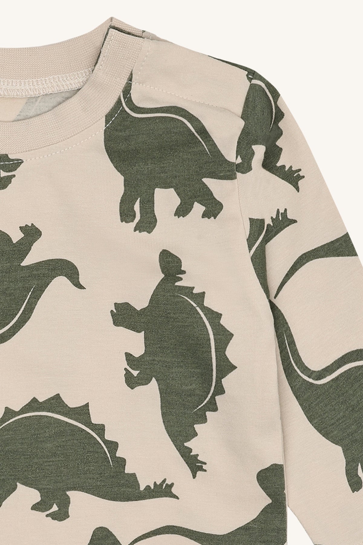 Detailaufnahme des Dino-Musters auf dem Anton Pullover von Hust & Claire, erhältlich bei Bärechind in Winterthur, Zürich Schweiz.