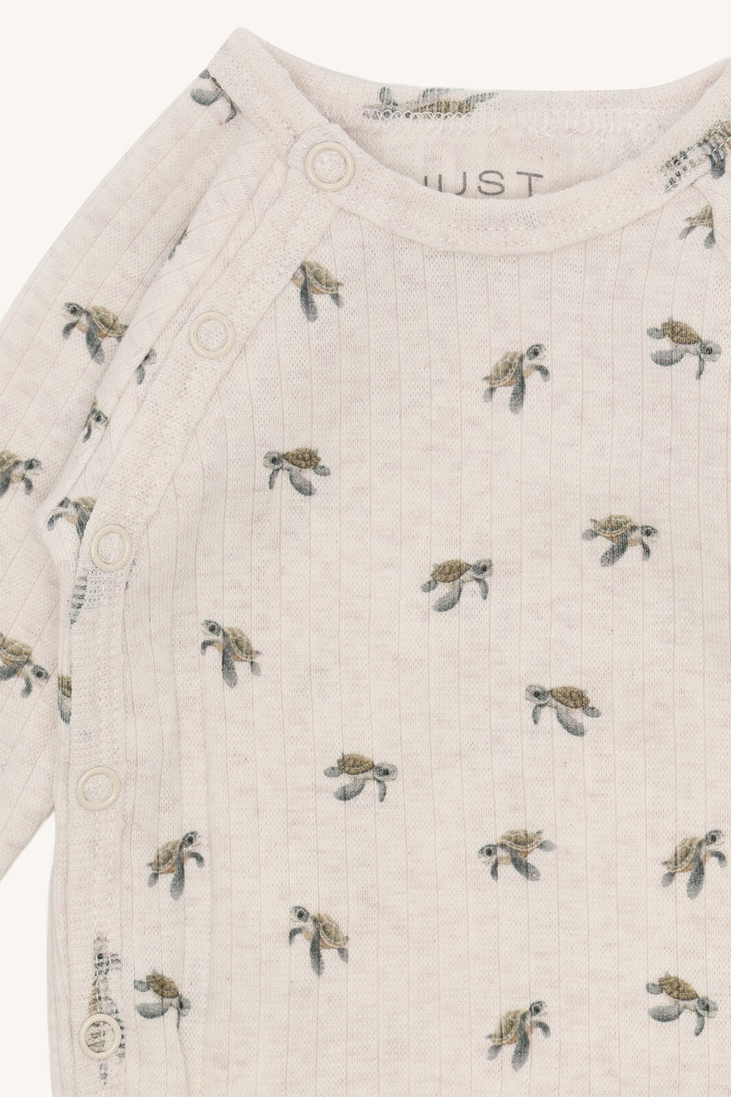 Detailaufnahme des Schildkrötenprints auf dem Hust&Claire Bing Wickelbody aus GOTS Baumwolle, Bärechind Winterthur Zürich Schweiz.