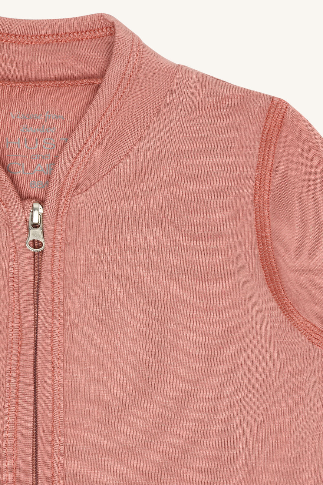 Detailaufnahme vom Hust & Claire Curd Bambus Jäckchen in Old Rose bei Bärechind in Winterthur, Zürich, Schweiz.