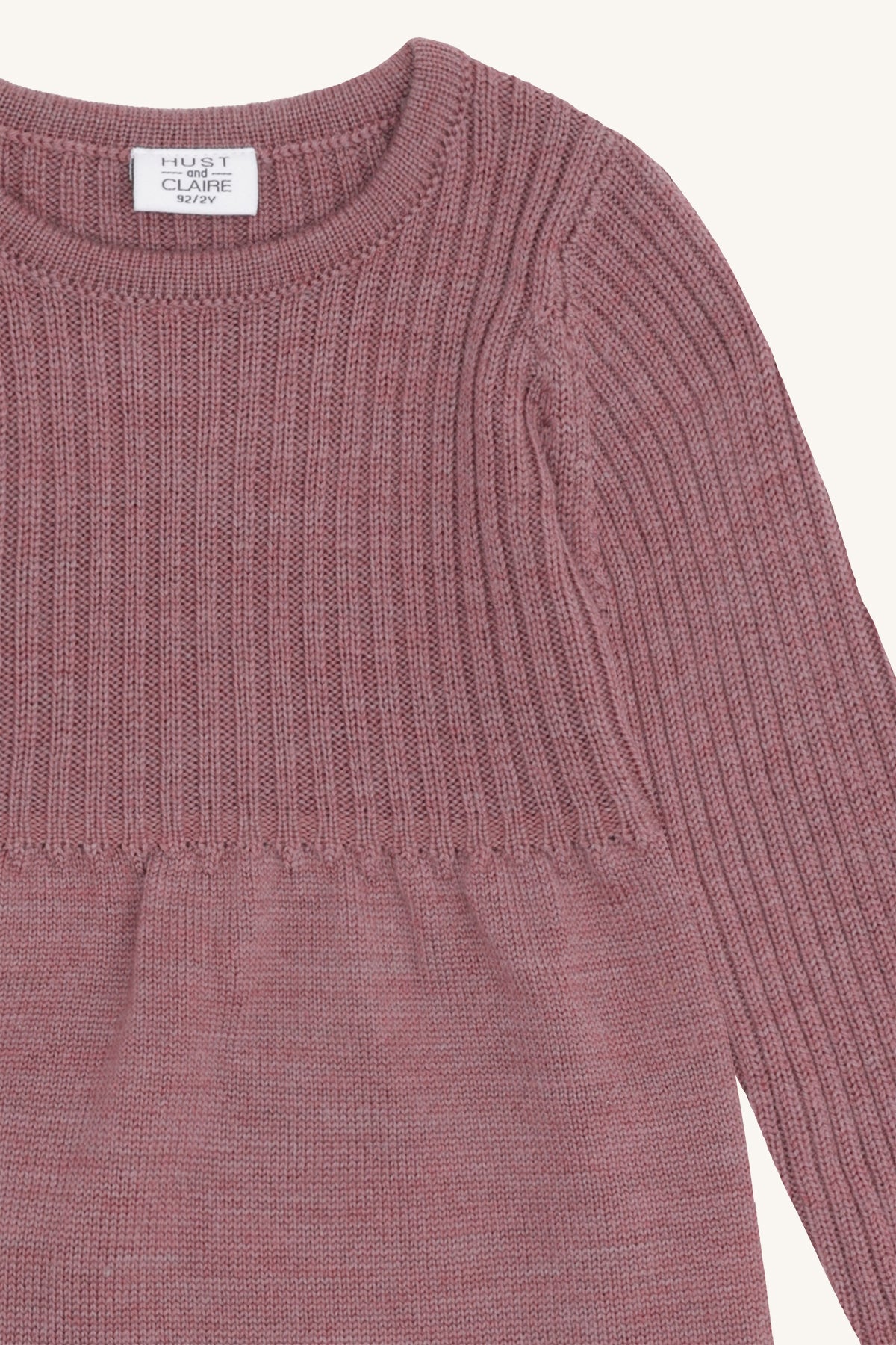Detailansicht vom Hust&Claire Wollkleid in Altrosa, hochwertiger Strick aus 100% Wolle – liebevoll ausgewählt bei Bärechind in Winterthur, Zürich, Schweiz.