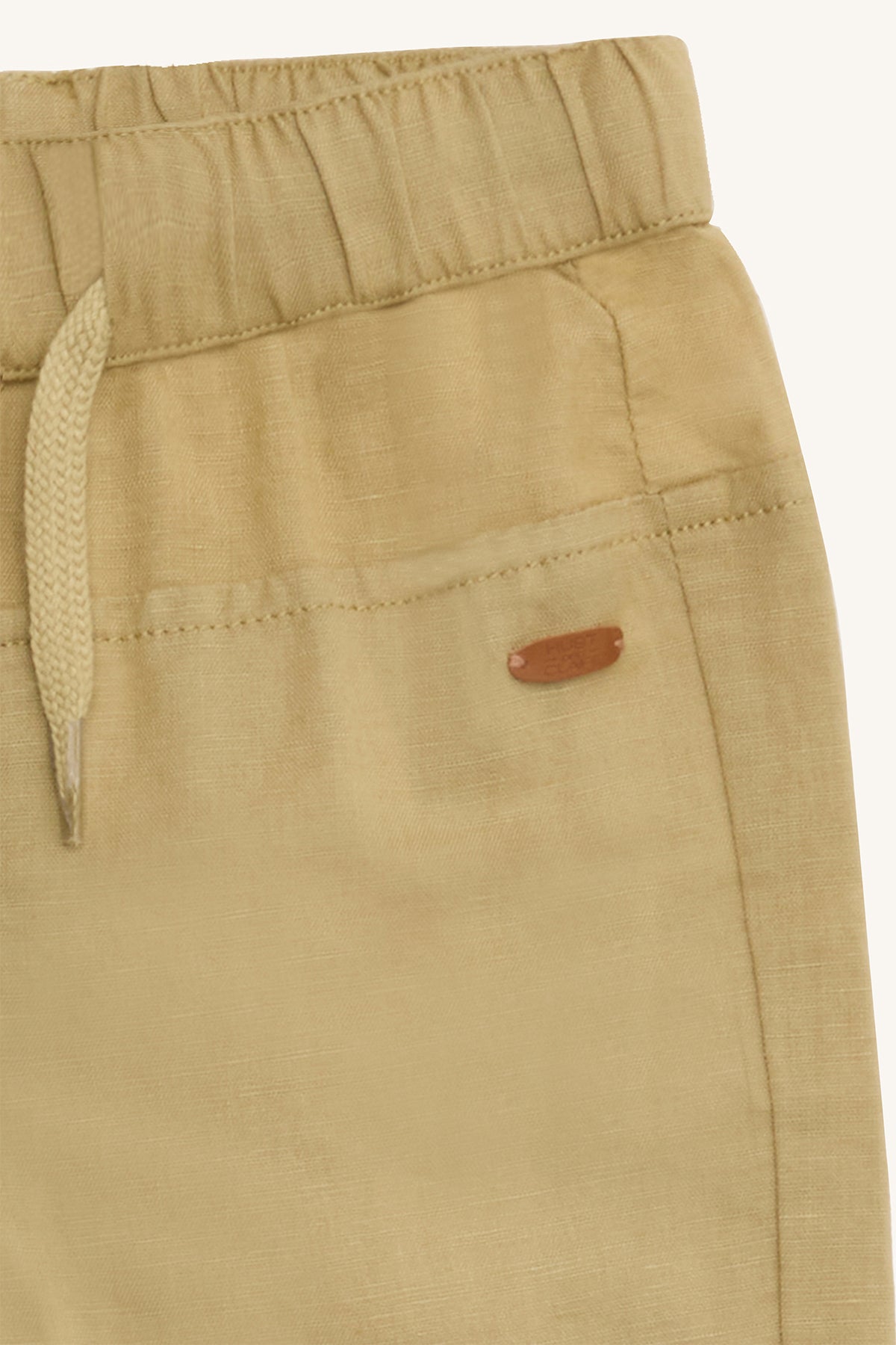 Rückansicht der Kinderhose von Hust & Claire mit Gesässtasche – lokal erhältlich bei Bärechind Kinderladen in Winterthur, Zürich, Schweiz.