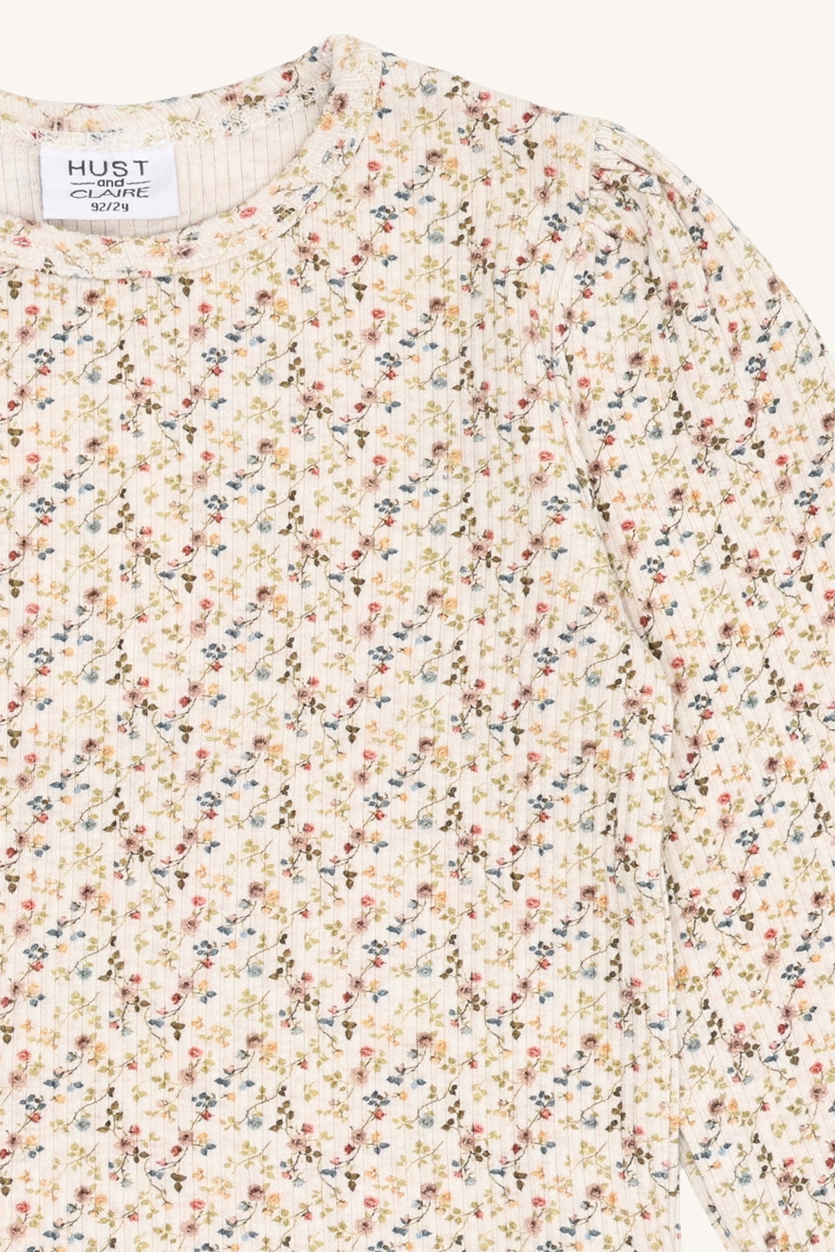 Detailaufnahme Hust&Claire Baumwollshirt Alma mit feinem Blumenmuster – Bärechind Winterthur, Zürich, Schweiz.