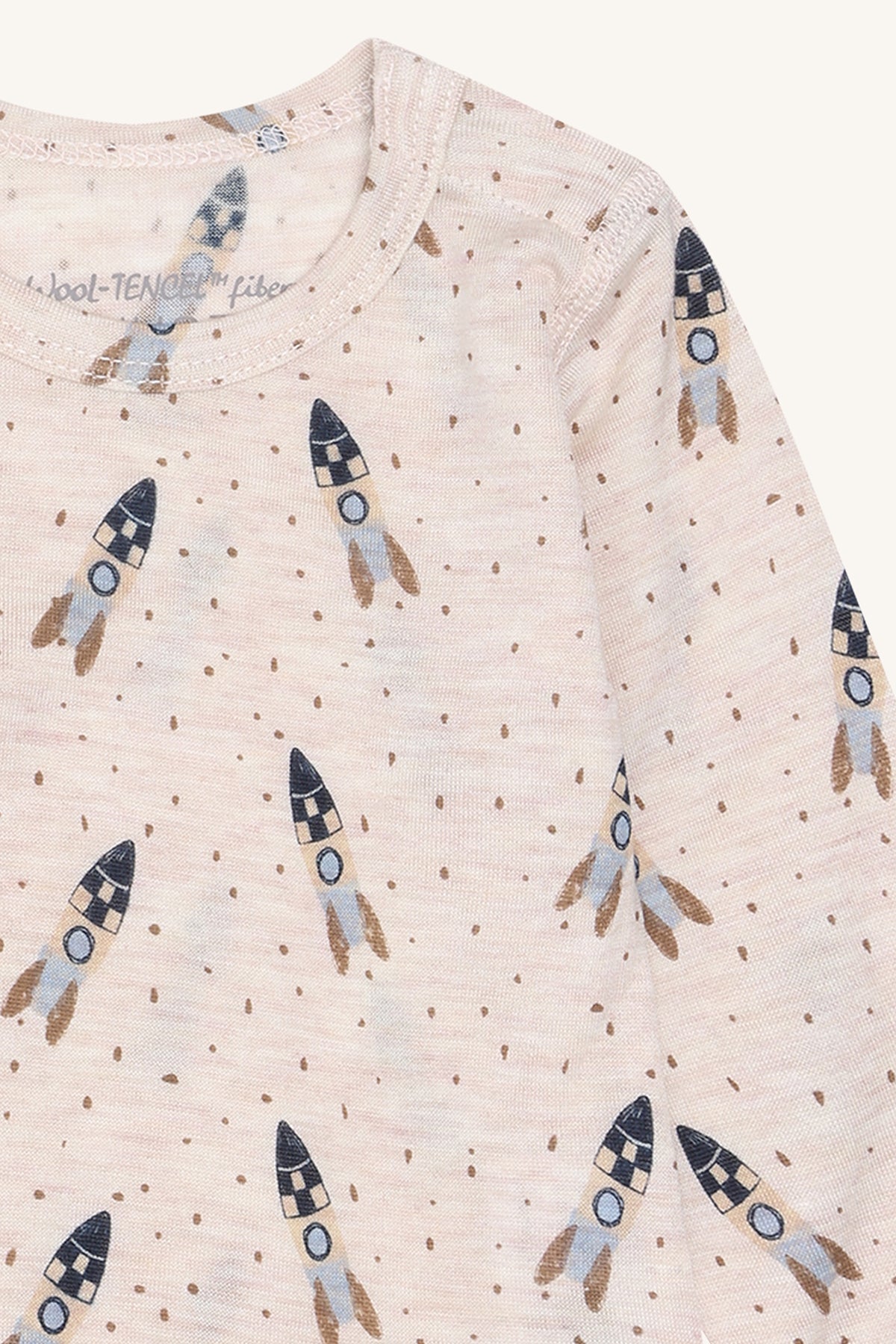 Detailansicht des Hust&Claire Langarm-Bodys mit Raketenprint aus Wolle & TENCEL™, liebevoll ausgewählt bei Bärechind in Winterthur, Zürich, Schweiz.