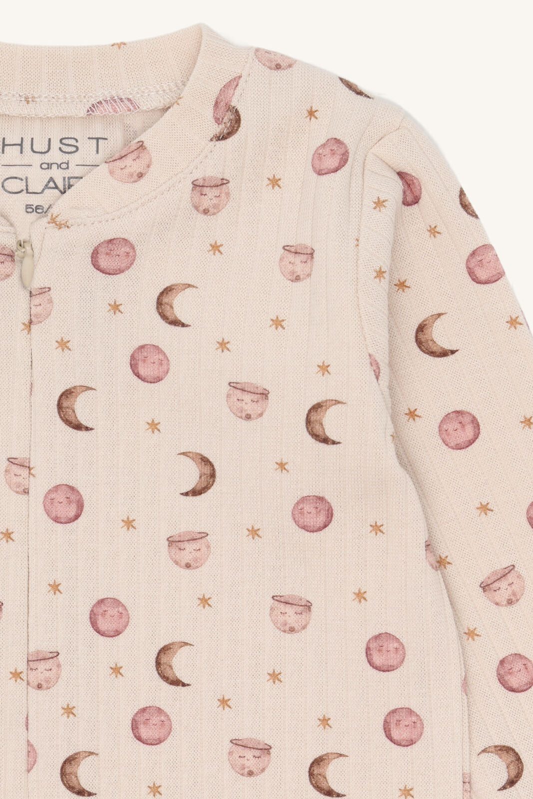 Hust&Claire Schlafanzug Michi aus GOTS-Bio-Baumwolle mit Mond- und Sternenmuster – erhältlich bei Bärechind in Winterthur, Zürich, Schweiz.