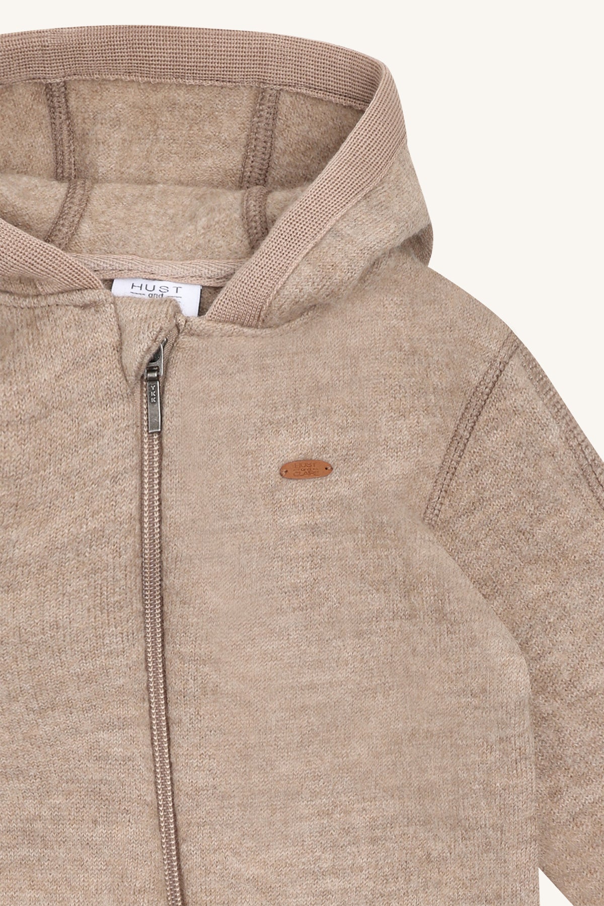 Detailansicht Hust&Claire Wollwalk Overall Maddy Biscuit – Reissverschluss und Bündchen, Bärechind Winterthur Zürich Schweiz.