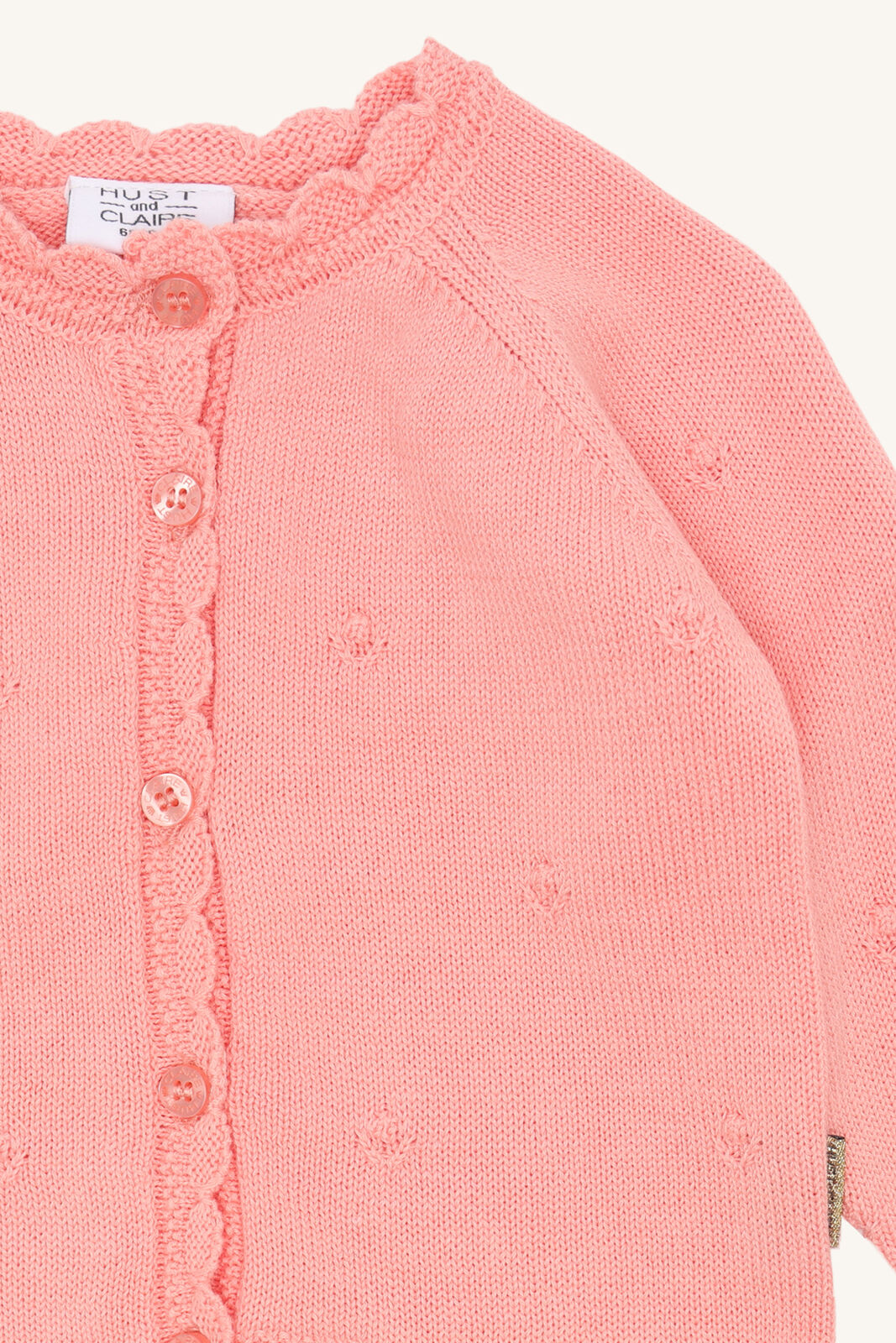 Detailansicht vom Hust&Claire Cilja Jäckchen mit Lochmuster in Shell – Kindermode im Bärechind Winterthur Zürich Schweiz.