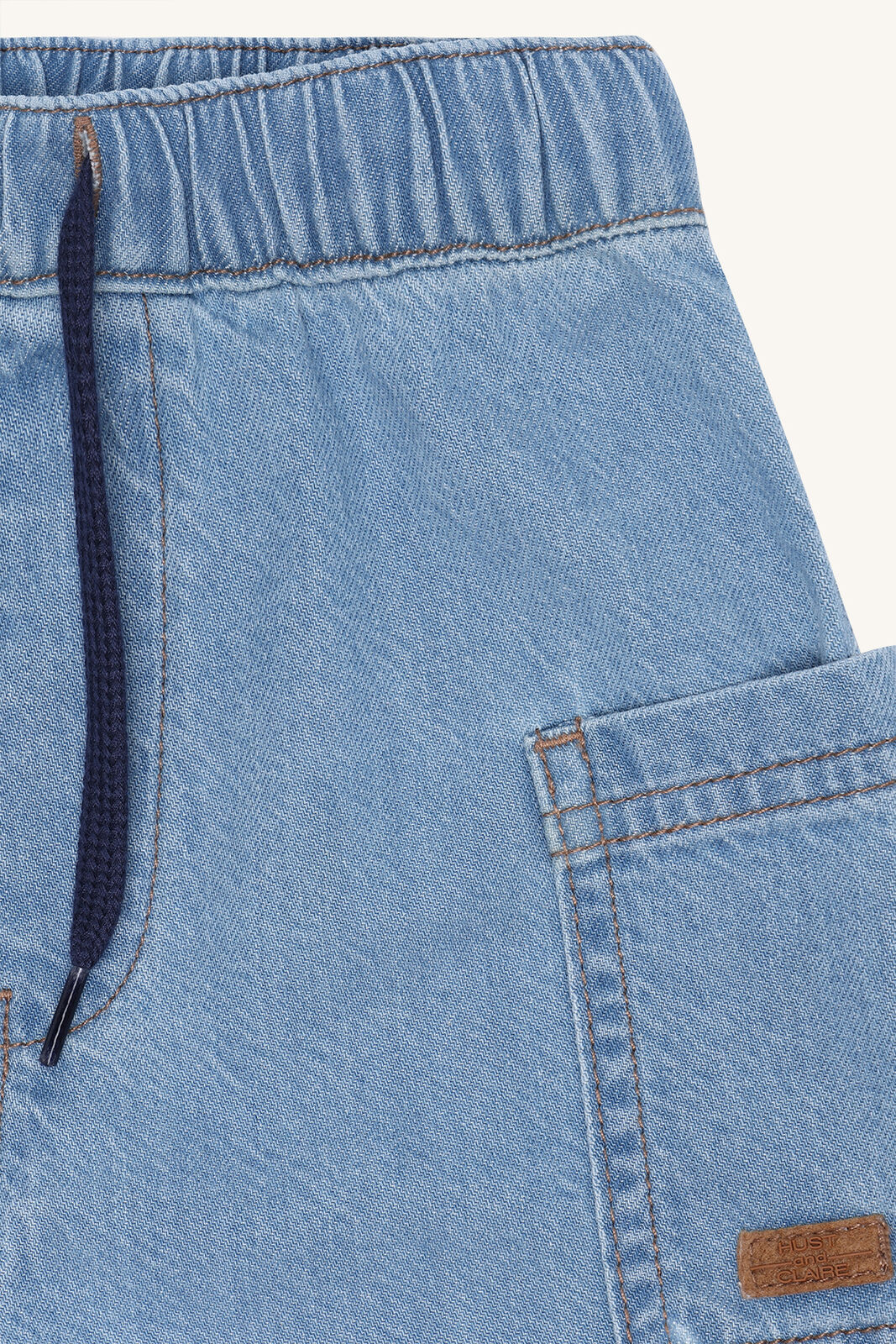 Detailansicht des weichen Denimstoffs und Bundes der Hust&Claire Hans Shorts, Bärechind Winterthur, Zürich, Schweiz.