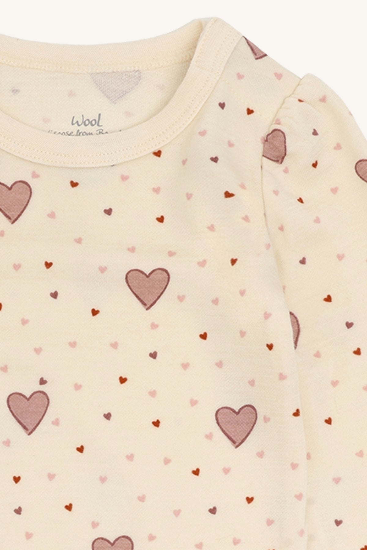 Nahaufnahme des Herzchenprints am Ausschnitt des Baloo Body in Off White