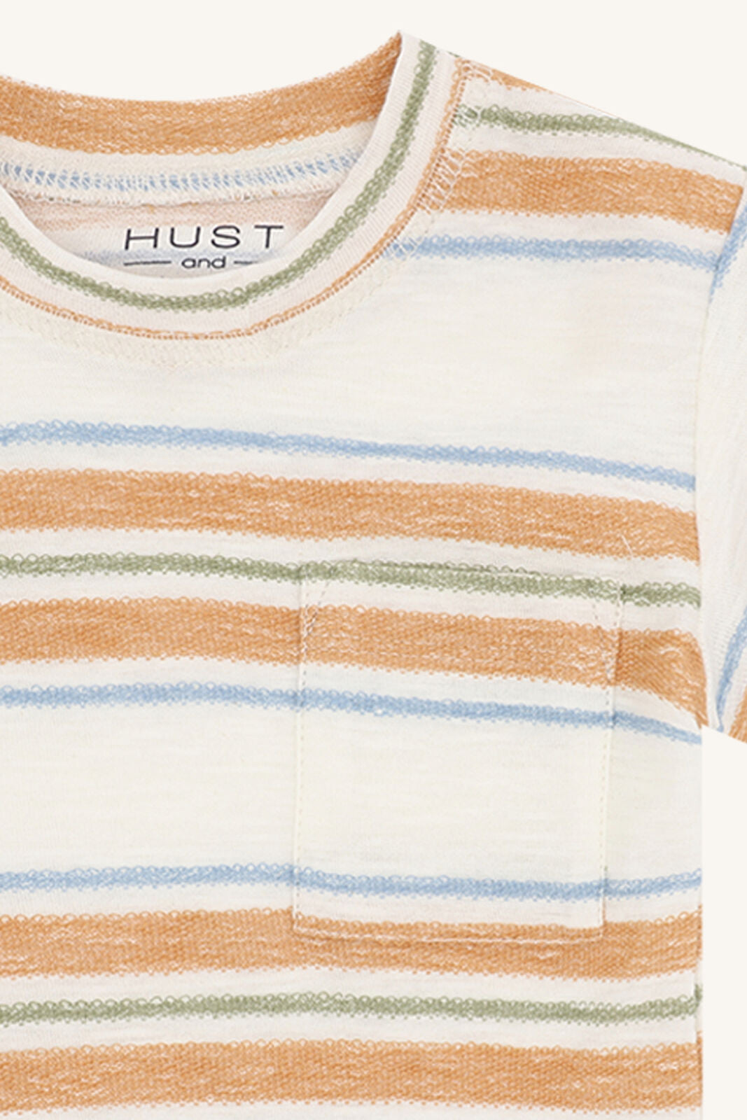 Detailansicht des Streifenmusters auf dem Anton Baumwoll T-Shirt von Hust&Claire, Bärechind Winterthur, Zürich, Schweiz.