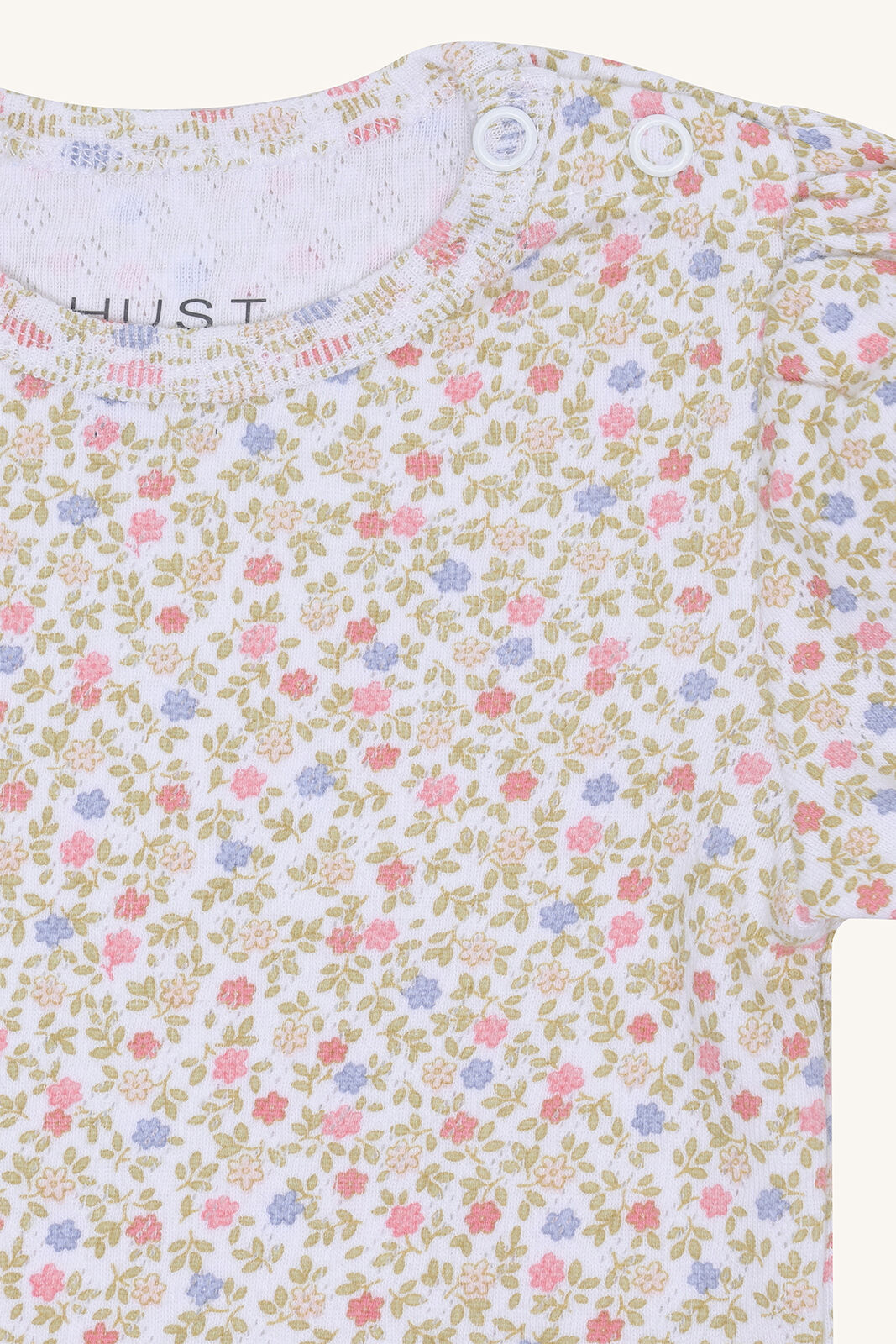 Detailansicht Blumenmuster und Ärmel vom Hust&Claire Britt Blooming Body aus GOTS Baumwolle, Bärechind Winterthur, Zürich, Schweiz.