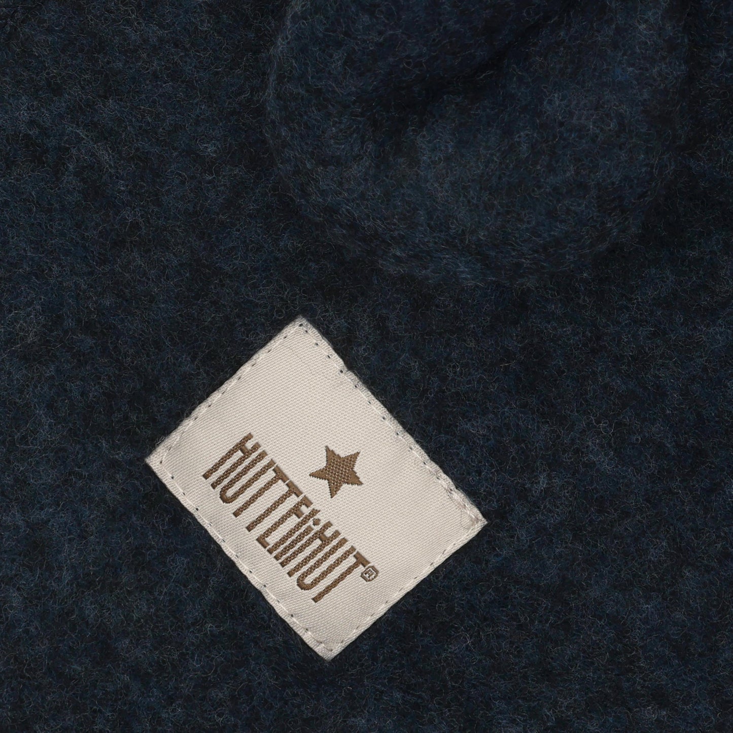 Merino Schlupfmütze mit Bärenohren von Huttelihut, Detailansicht aus dem Bärechind Sortiment
