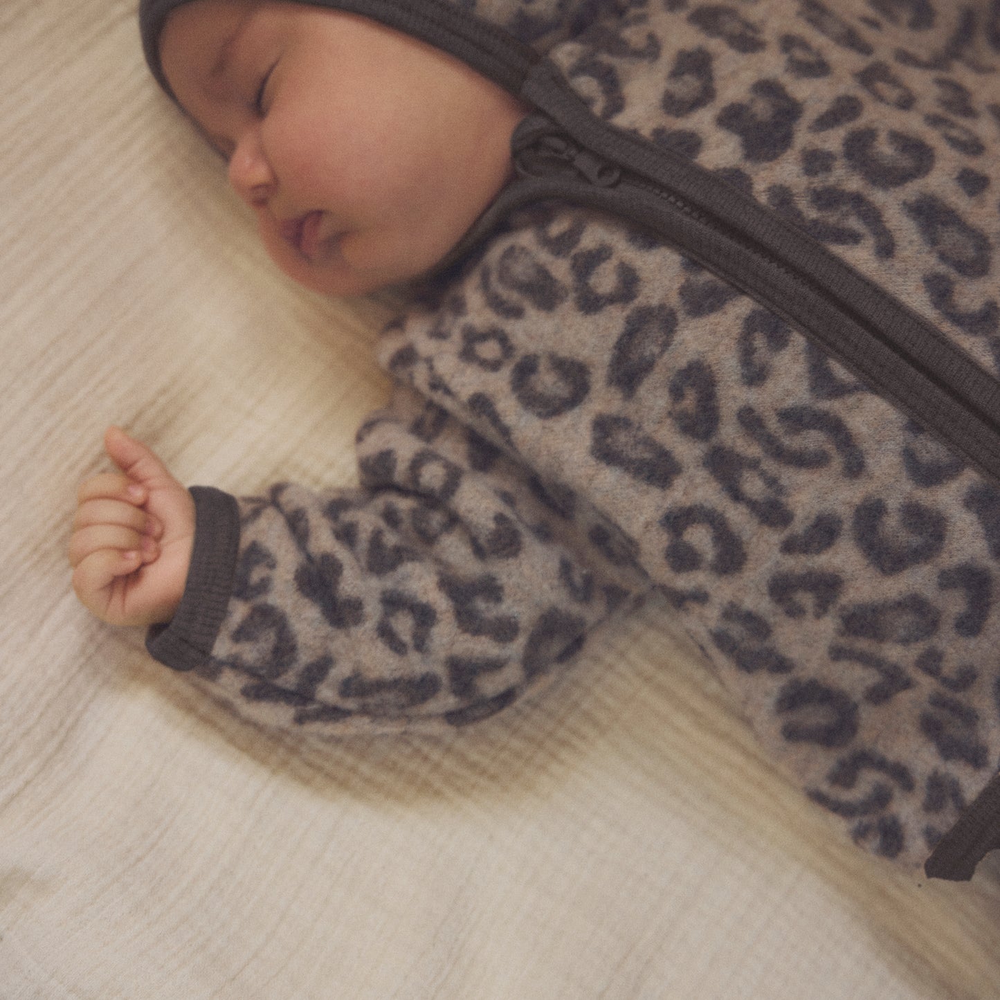 Merino Wollfleece Jacke mit Leopardenprint von Huttelihut, Tragebild aus dem Bärechind Sortiment