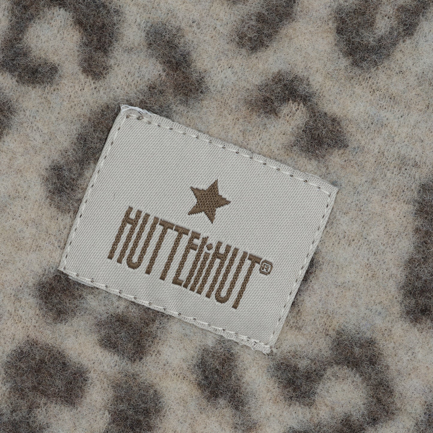 Merino Wollfleece Schlupfmütze mit Leopardenprint von Huttelihut, Detailansicht aus dem Bärechind Sortiment