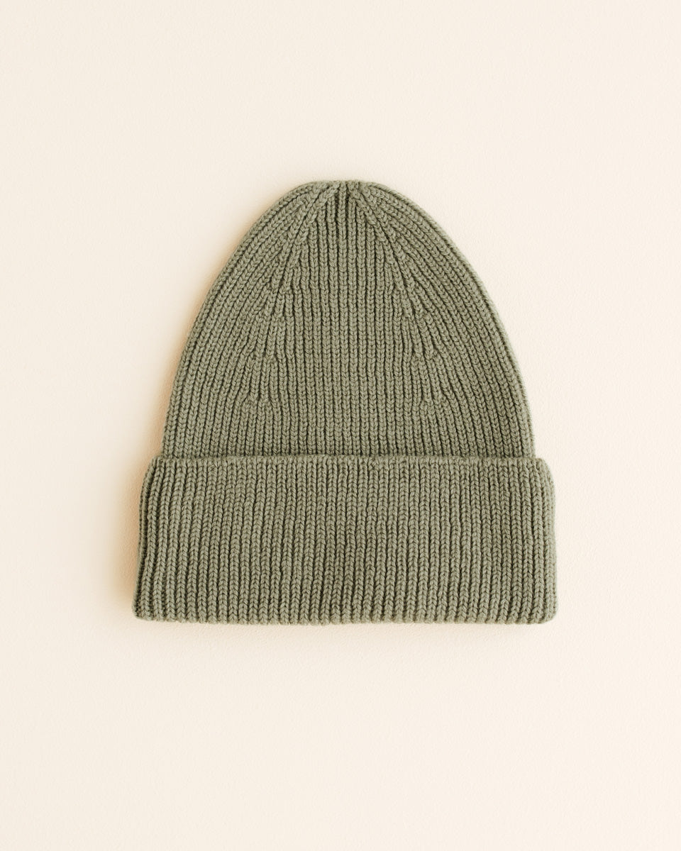 Hvid Fonzie Beanie in Artichoke, gestrickt aus Merinowolle, erhältlich im Bärechind in Winterthur, Zürich Schweiz.