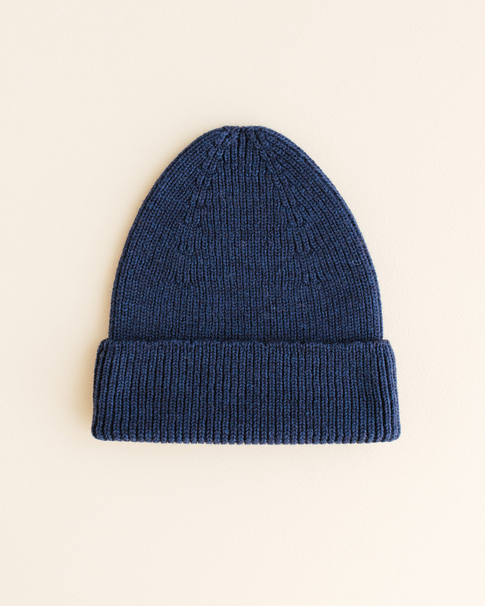 Hvid Fonzie Beanie in Blue, gestrickt aus Merinowolle, erhältlich im Bärechind in Winterthur, Zürich Schweiz.